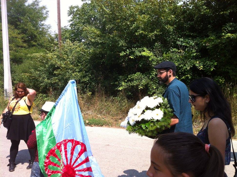Komemorativno ceremonija pe 2-to Augusto, 2015 ko Komárom, than kote so sa e Roma kotar o sasto Ungro sine deportirime (© RomaniPhen e.V.)