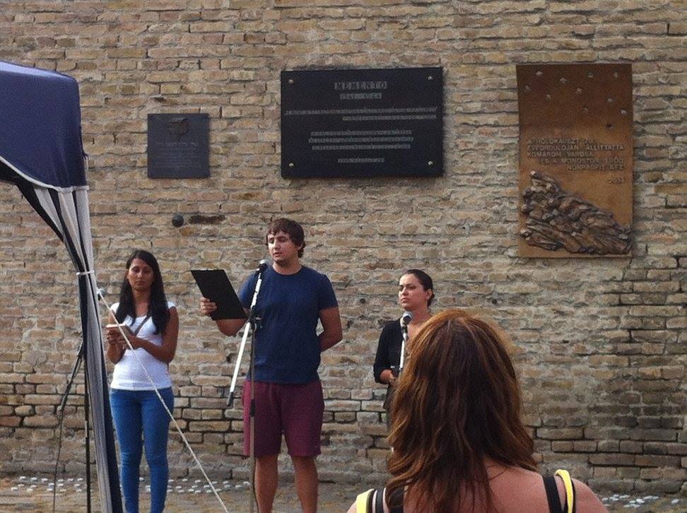 Komemorativno ceremonija pe 2-to Augusto, 2015 ko Komárom, than kote so sa e Roma kotar o sasto Ungro sine deportirime (© RomaniPhen e.V.)