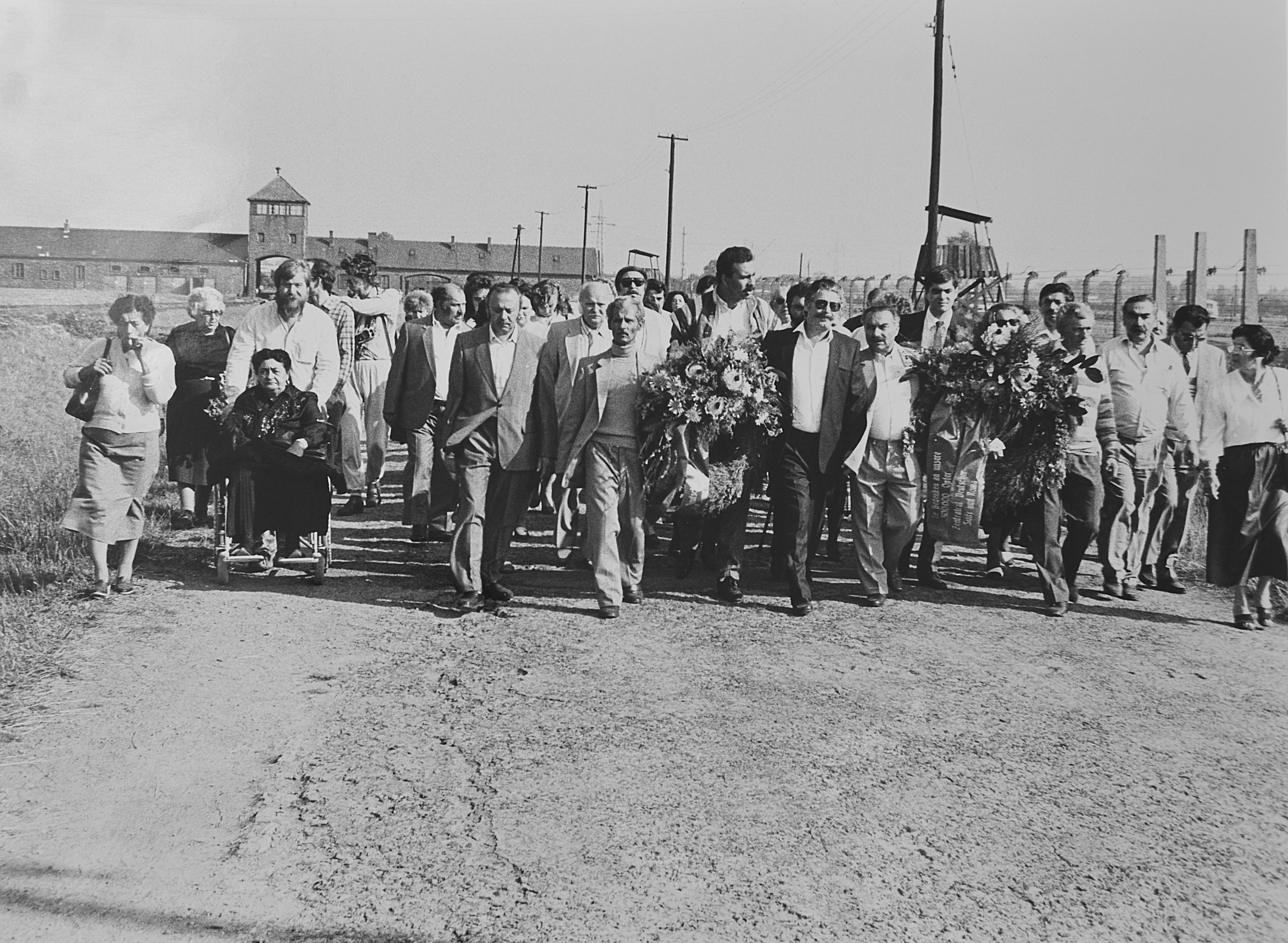 First memorial trip of the Central Council to Auschwitz, October 1985  
(© Documentation and Cultural Center of German Sinti and Roma).