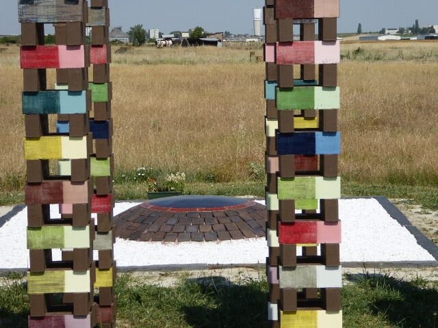 Plaque "I slobodija si e manušeskoro ilo so čalavel thaj dureder marel vi pala sa e bilačhe trajoskere čhalaviba." Tikno Adjami. (© gedenkorte-europa.eu)