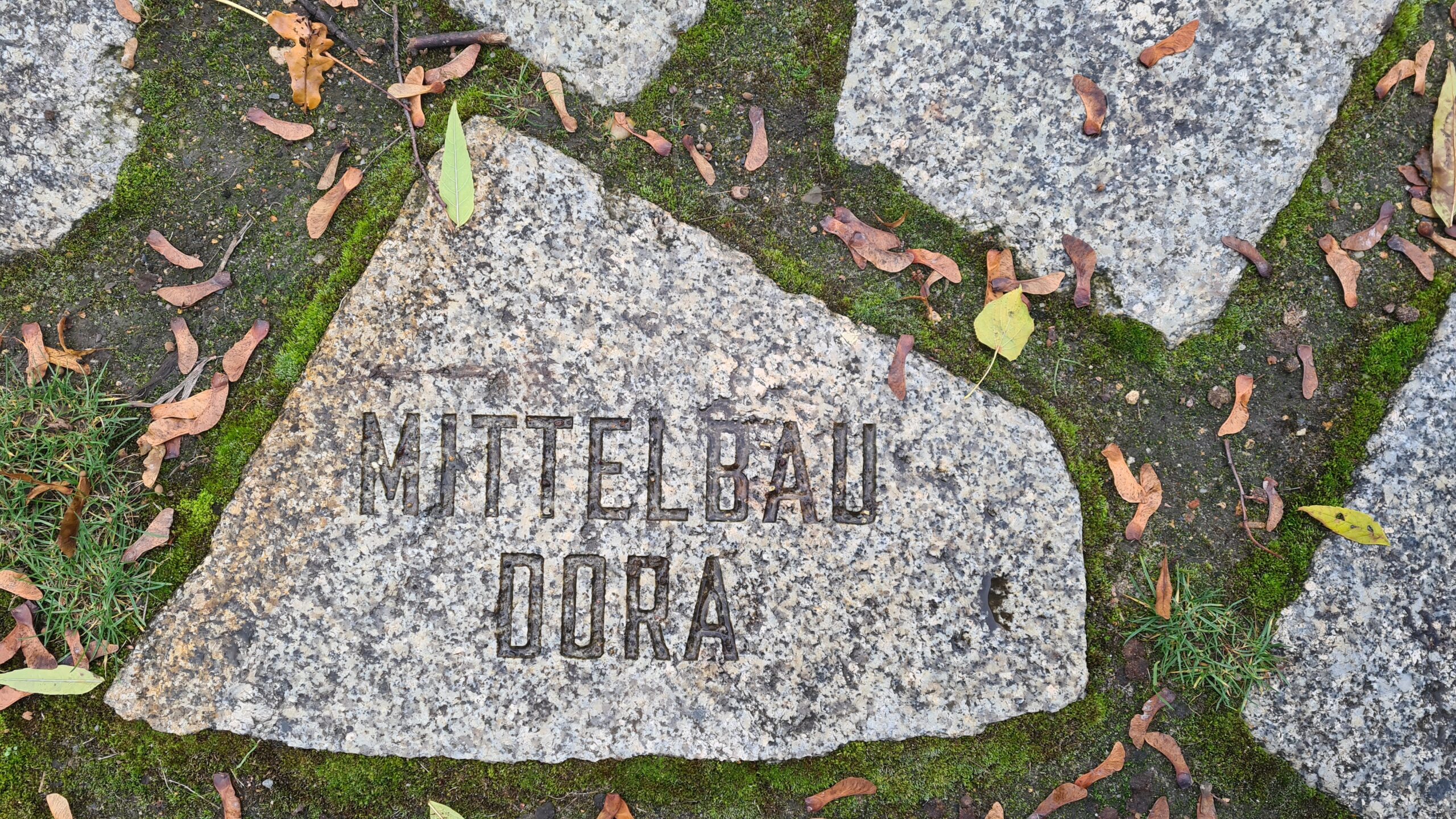 Stone plate at the Memorial (© 2023, RomaniPhen e.V.)