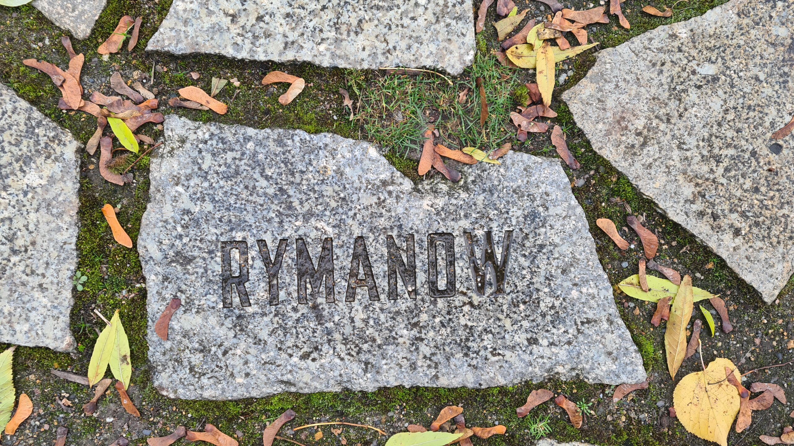 Stone plate at the Memorial (© 2023, RomaniPhen e.V.)