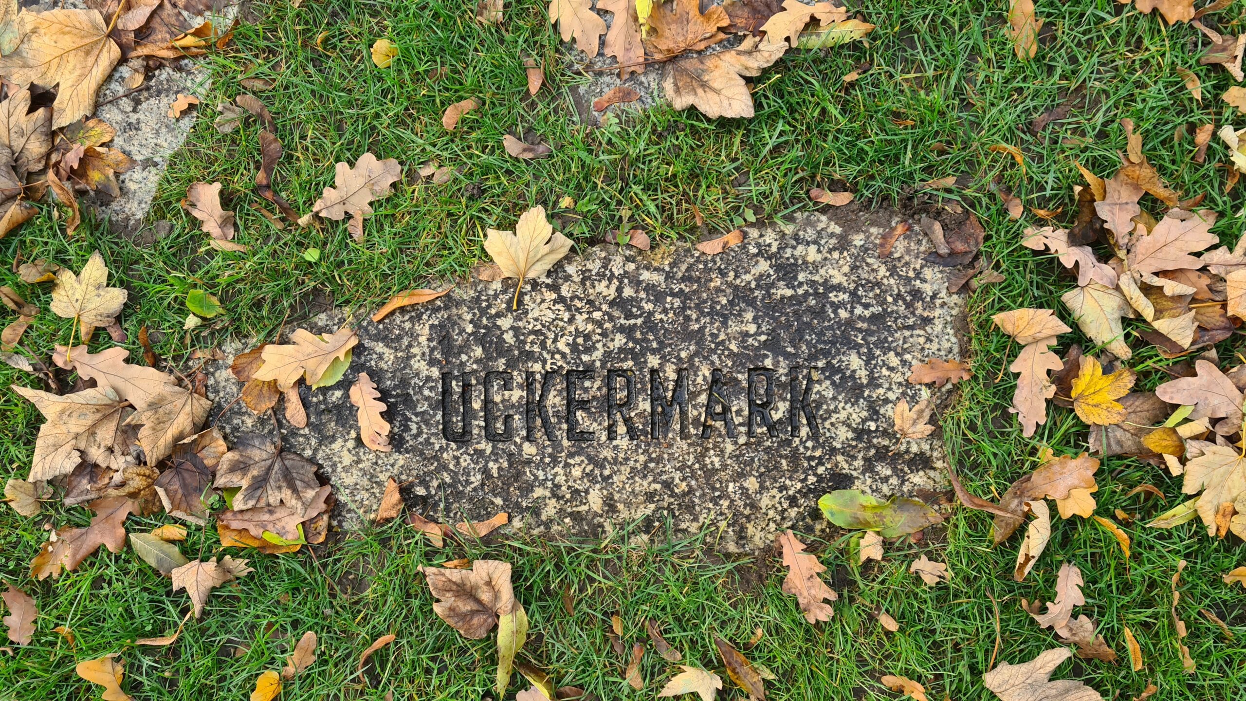 Stone plate at the Memorial (© 2023, RomaniPhen e.V.)