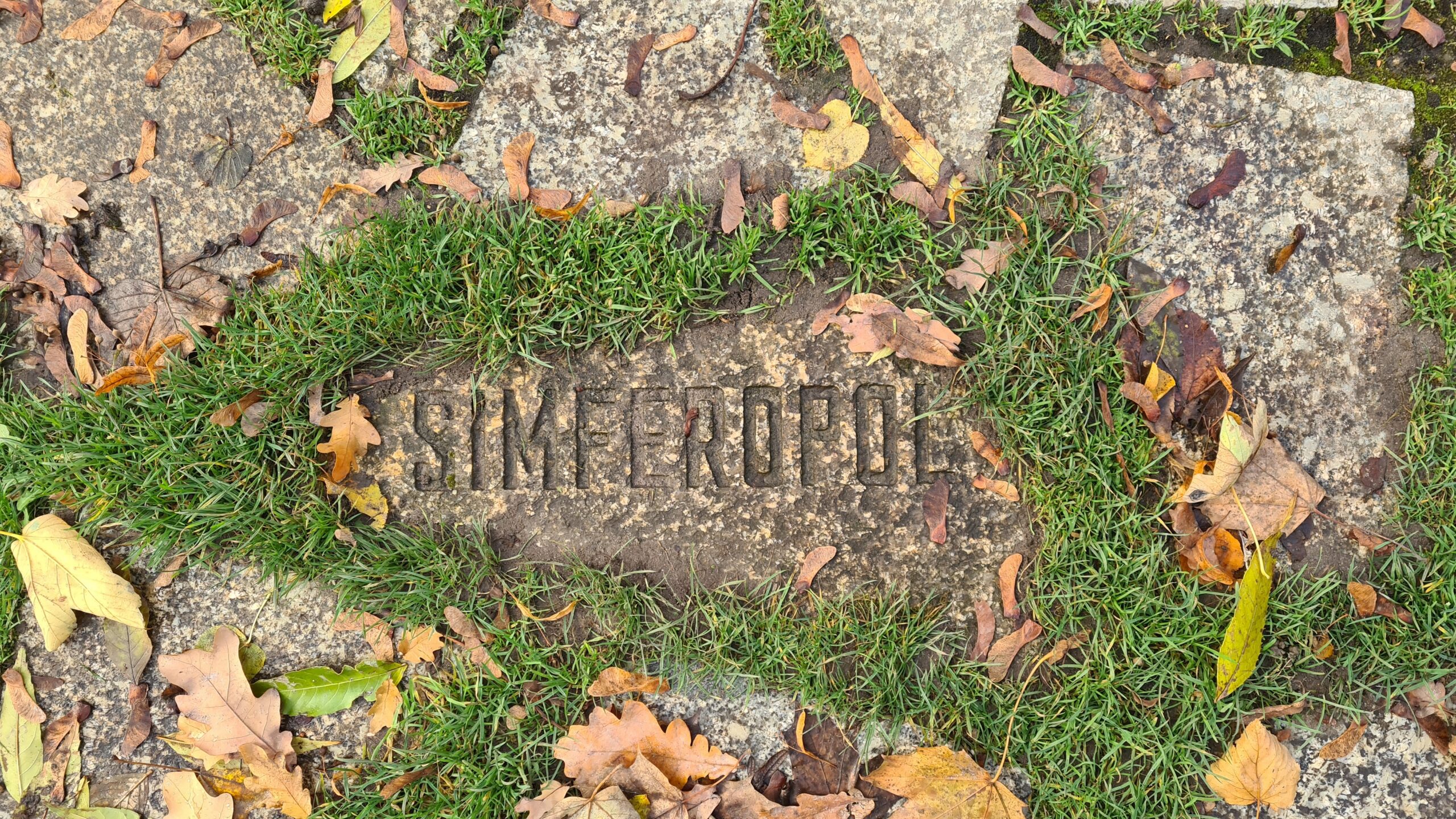 Stone plate at the Memorial (© 2023, RomaniPhen e.V.)
