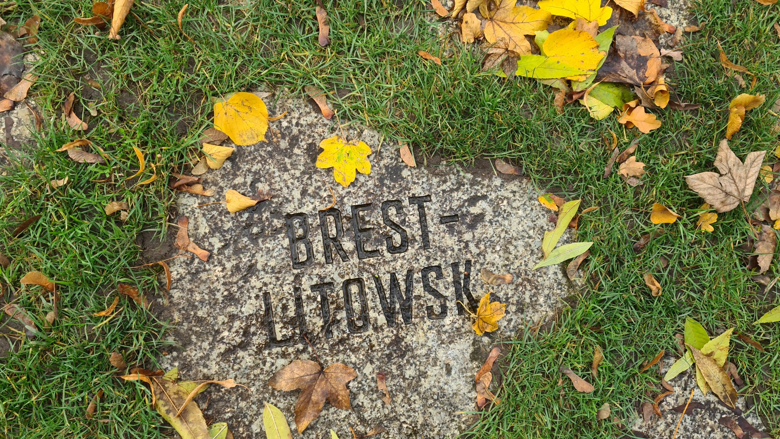 Stone plate at the Memorial 
(© 2023, RomaniPhen e.V.)