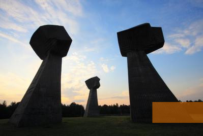 Betonsko/cementoske/sklupture  ko učipe Bubanj ko Niš simbolizirinela e partizengero zoreskoro deipen (© 2009 Dragan Bosnić, Memorijalno Fondacija e Mudarde Biboldenge ki Europa)