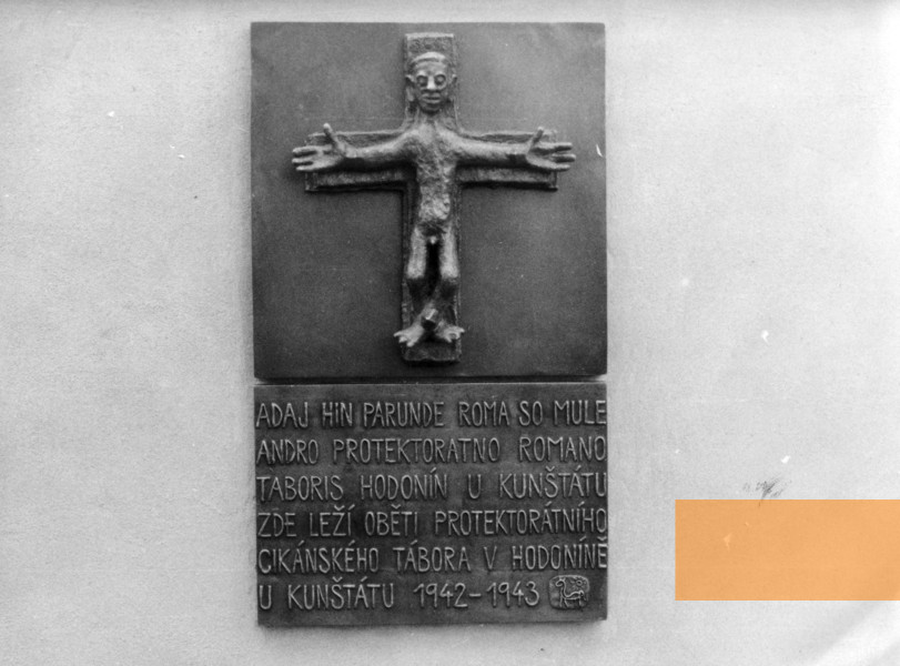 Memorijalno ploča uzal e masovno limorija paše ko nekanutno kamposkero than (©Archive Muzearomskékultury).