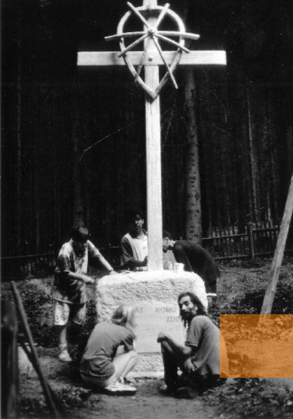 Eduard Oláh at work on his memorial to the victims of the "Hodonín Gypsy Camp" (©Archive Muzea romské kultury).