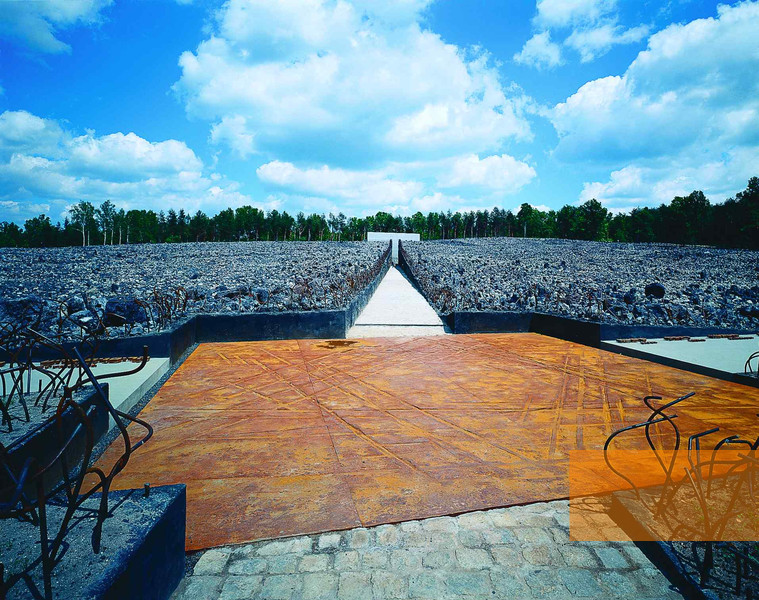 Memorial (© 2004 Wojciech Kryński , Foundation Memorial to the Murded Jews of Europe)