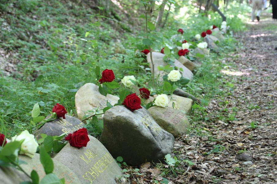 Young people engraved the names of murdered Sinti and Romani people into stones (© Katharina Brand, Buchenwald Memorial).