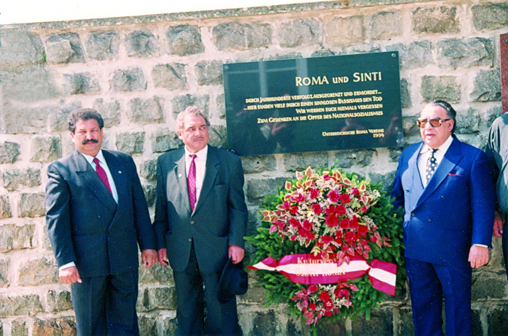 Avgo memorijalno učarin pala e viktime/žertve/kotar e genocido  kerdo e Romenge thaj e Sinturenge. Rudolf Sarközi, Karl Stojka and Mongo Stojka (f. l. t. r.). © 1994, Dokumentacijakoro Centro vaš e Austrijakere Roma.