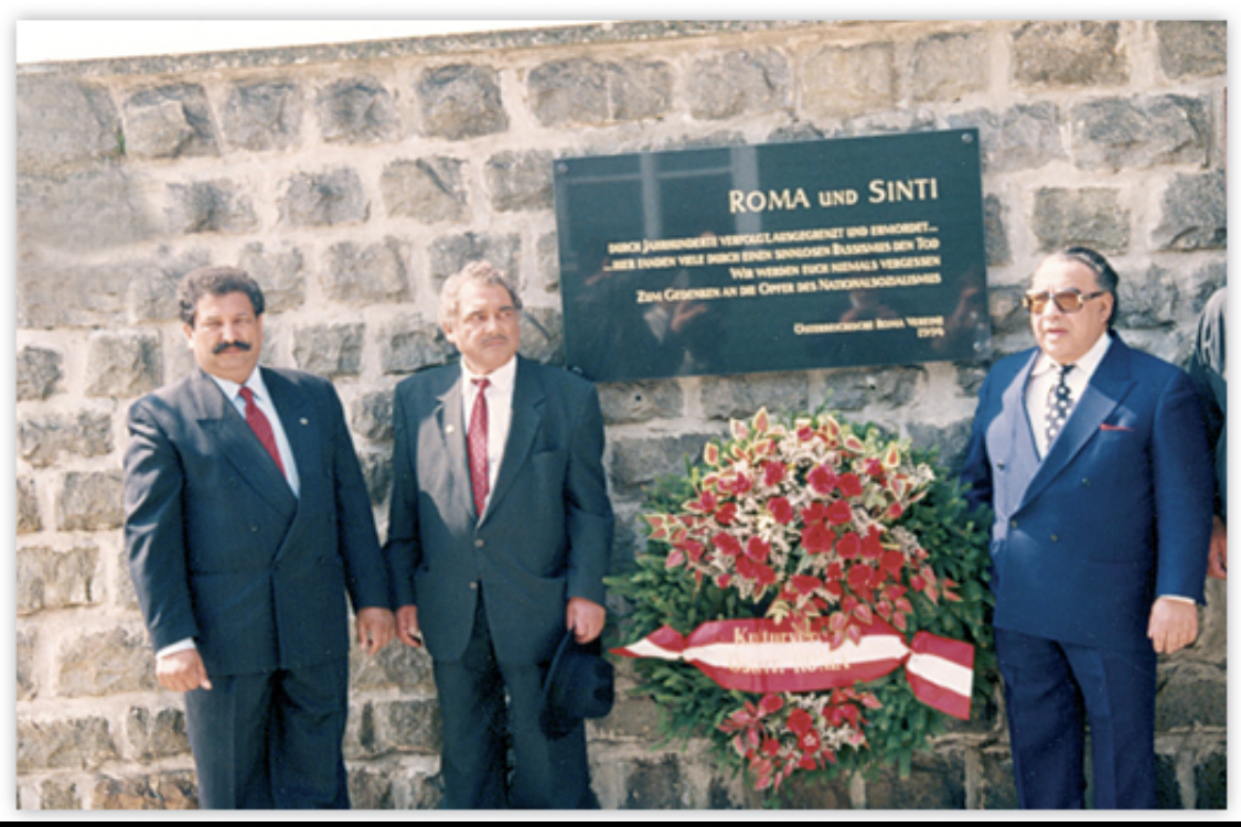 First memorial plaque for the victims of the genocide of Romani and Sinti People. Rudolf Sarközi, Karl Stojka and Mongo Stojka (f. l. t. r.). © 1994, Documentation Center of Austrian Roma.