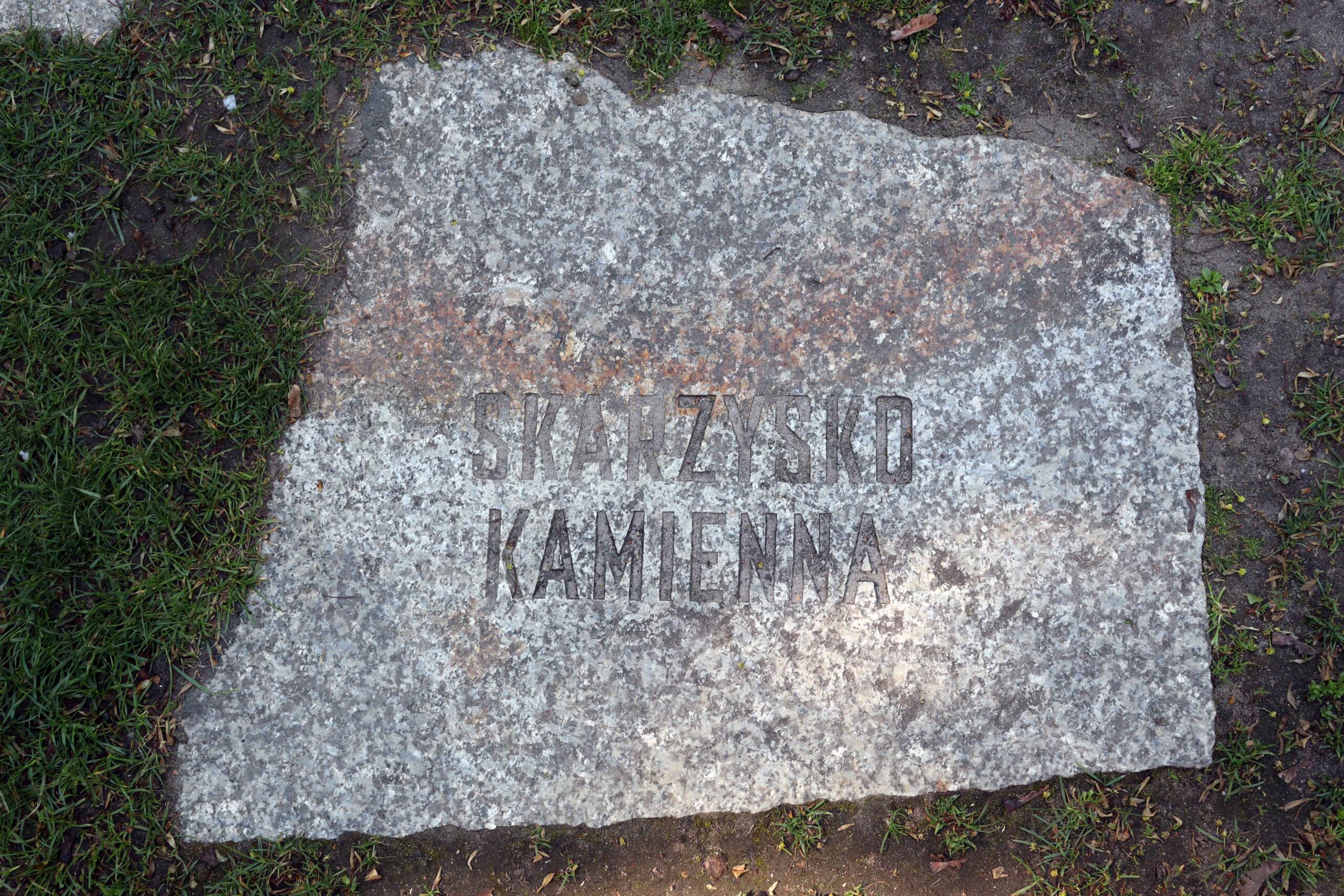 Stone plate at the Memorial (© 2023, RomaniPhen e.V.)