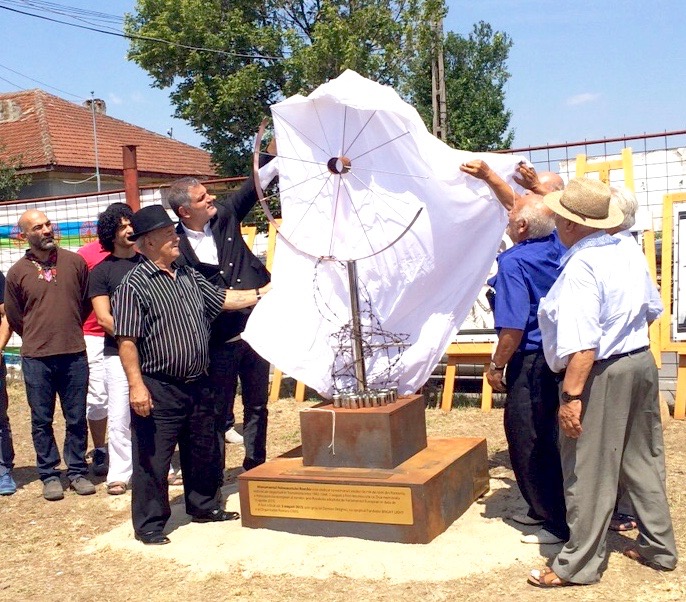 Inauguration of the monument to the Romani people murdered in the Holocaust. Romani survivors in Transnistria, August 2015.
(© Museum of Roma Culture)