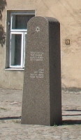 Memorial stone in the former ghetto Kauen at the former South Gate (CC BY-SA 3.0 Creative).