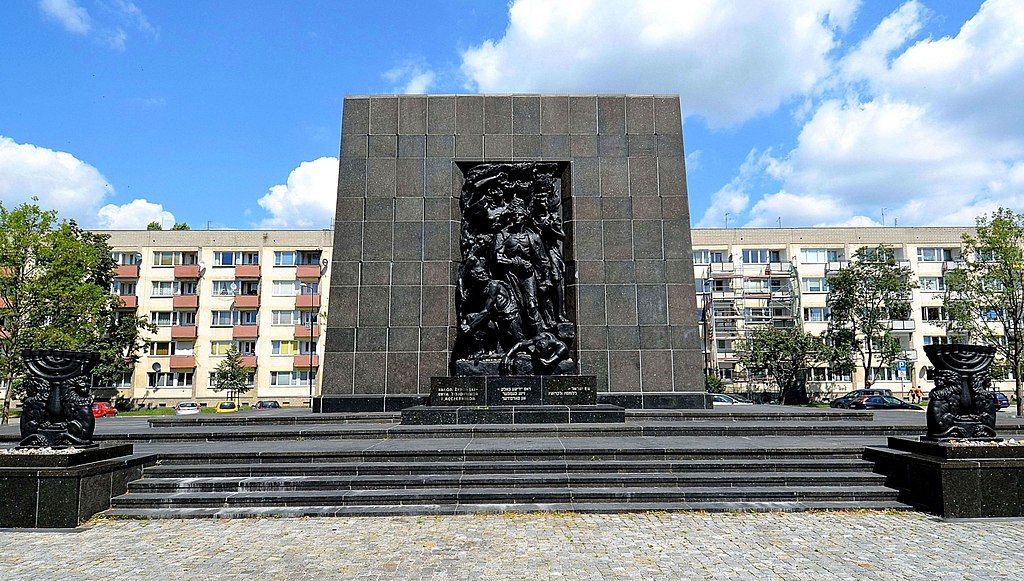 Memorial to the Heroes of the Ghetto (CC BY-SA 3.0 PL, Adrian Grycuk, Wikimedia Commons).
