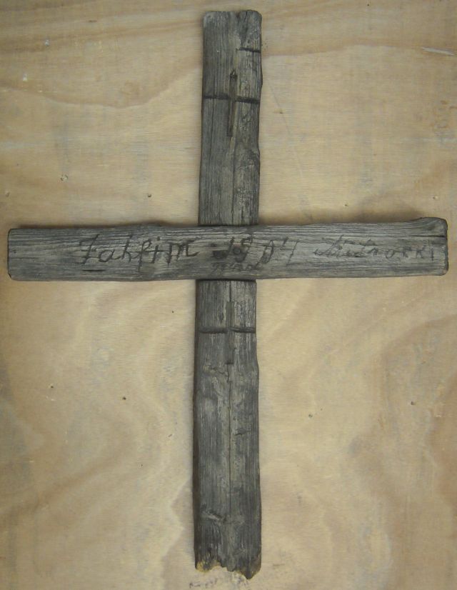 Cross found in the forest at the execution site for Romani people in 1942, bearing the name of Jahfim Mitrovski (© Tallinn City Museum).