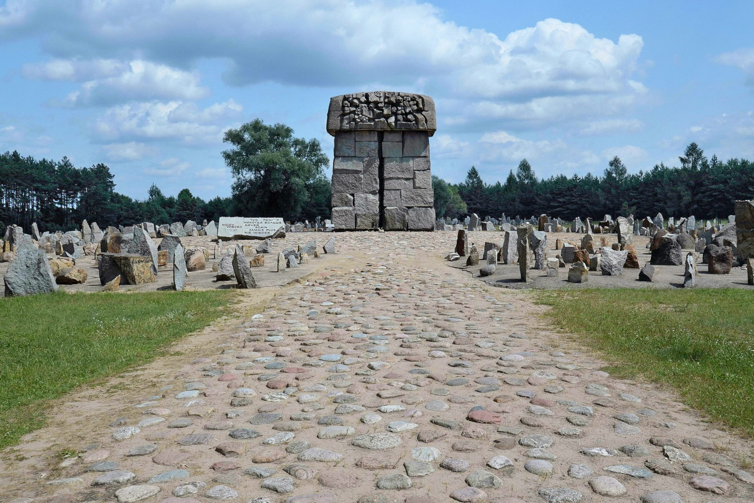 Memorial (CC BY-SA 3.0 pl, Adrian Grycuk, Wikimedia Commons)