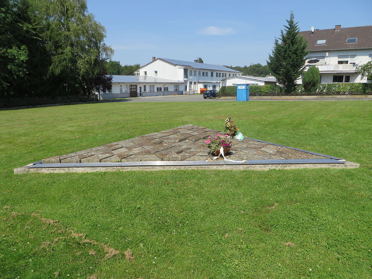 Memorialo ko nekanutno Appellplatz, palal ko than ki nekanutni kamposkeri kuhinja (CC0 1.0, Reclus, Wikipedia).