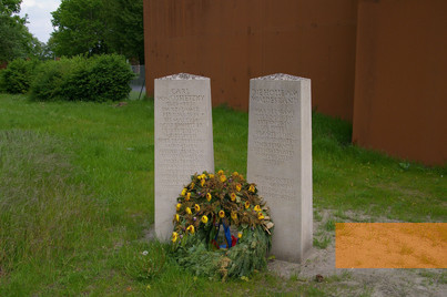 Memorialo (© 2012 Harry de Jong, Memorijalno Fondacija e Mudarde Biboldenge ki Europa)