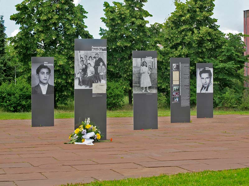 Exhibition on Otto-Rosenberg-Platz. There was a forced camp for Sinti and Romani People between 1936 and 1945. (© 2023 Gedenkstätte Zwangslager Berlin-Marzahn e.V.)
