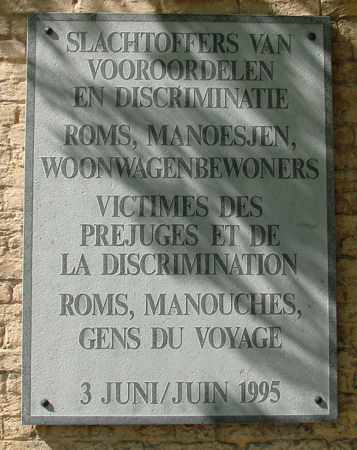 Memorijano učarin vaš e Sintura thaj e Roma.
(© Andreas Pflock, Dokumentacijako thaj Kulturako Centro vaš e Sintura thaj Roma)